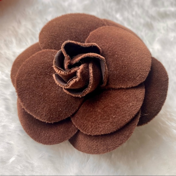 CHANEL Camellia brooch - Picture 3 of 5